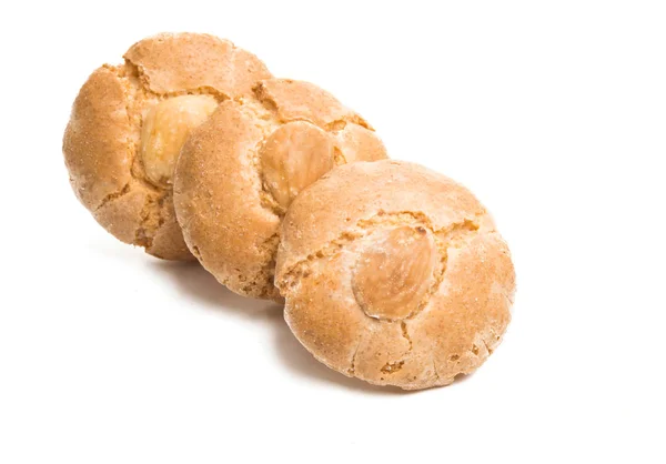 白い背景にアーモンドが閉じ込められたクッキー — ストック写真