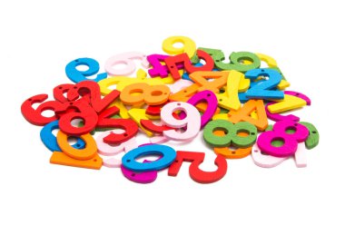 beyaz bir arka plan üzerinde renkli ahşap numaraları