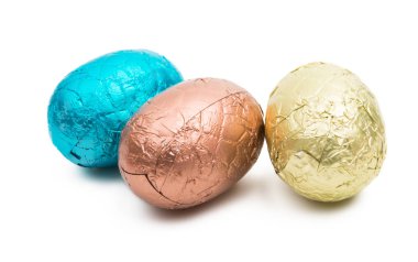 çikolata yumurta beyaz zemin üzerine izole folyo