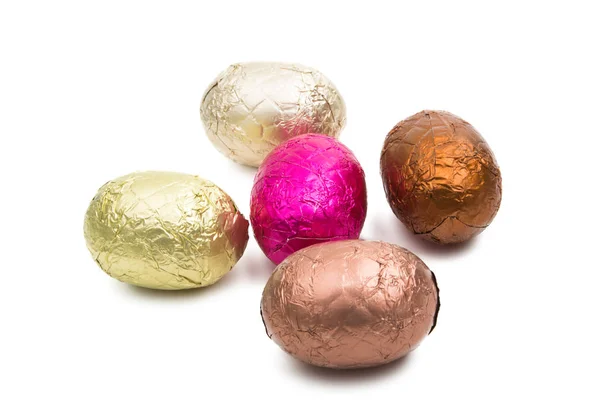 Chocolade Eieren Folie Geïsoleerd Witte Achtergrond — Stockfoto