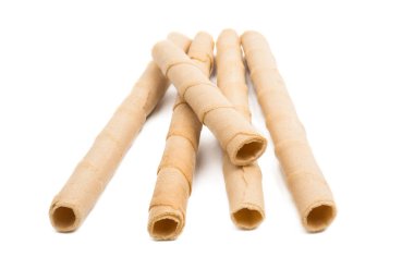 Beyaz arkaplanda çıtır çıtır börekler