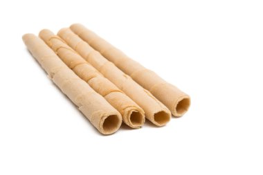 Beyaz arkaplanda çıtır çıtır börekler