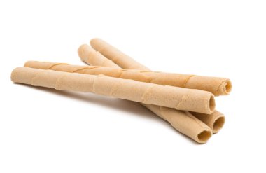 Beyaz arkaplanda çıtır çıtır börekler