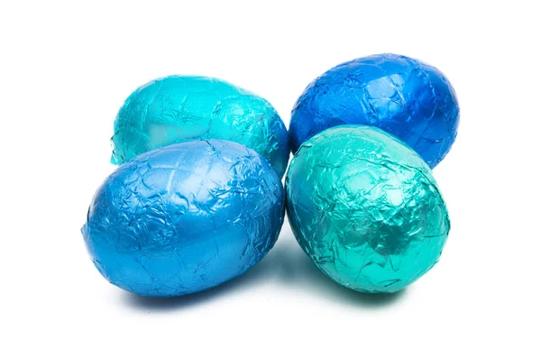 Chocolade Eieren Kleur Folie Geïsoleerd Witte Achtergrond — Stockfoto
