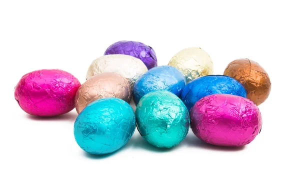 Chocolade Eieren Kleur Folie Geïsoleerd Witte Achtergrond — Stockfoto