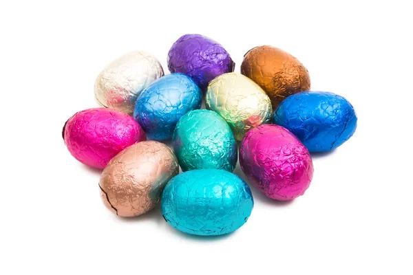 在白色背景查出的彩色箔巧克力鸡蛋 — 图库照片