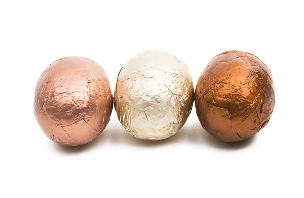 Huevos Chocolate Papel Aluminio Color Aislado Sobre Fondo Blanco — Foto de Stock