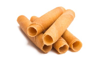 Beyaz arkaplanda çıtır çıtır börekler