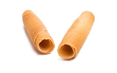 Beyaz arkaplanda çıtır çıtır börekler