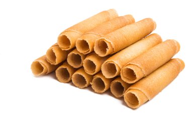 Beyaz arkaplanda çıtır çıtır börekler