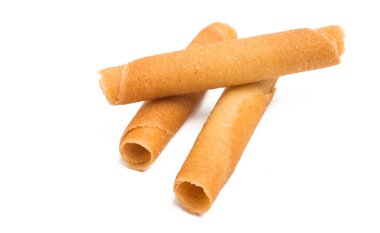 Beyaz arkaplanda çıtır çıtır börekler