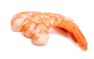 Kaynamış karides beyaz arkaplanda izole edildi