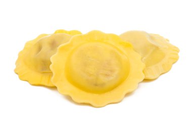 Beyaz arkaplanda ravioli izole edilmiş.