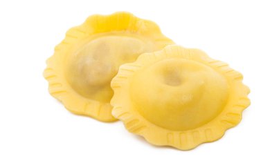 Beyaz arkaplanda ravioli izole edilmiş.