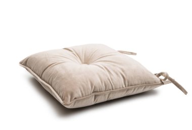 beyaz bir arka plan üzerinde izole bir sandalyede yastıklar