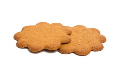 Beyaz arkaplanda izole edilmiş zencefilli kurabiye.