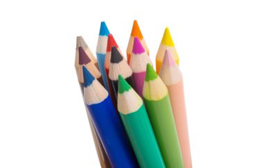 Beyaz arkaplanda izole edilmiş renkli kalemler