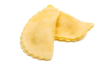 Ravioli beyaz arkaplanda izole edildi