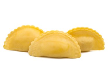 Ravioli beyaz arkaplanda izole edildi