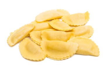Ravioli beyaz arkaplanda izole edildi