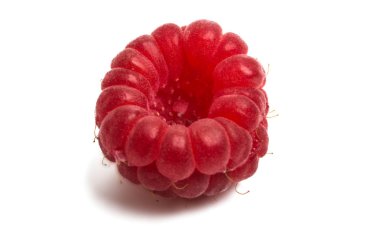 Beyaz arka planda izole edilmiş olgun ahududular.