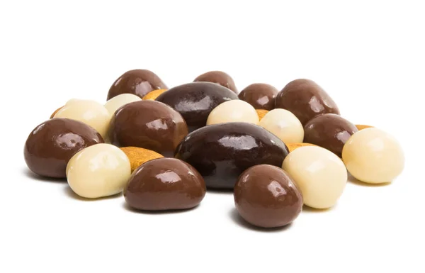Nüsse Schokolade Isoliert Auf Weißem Hintergrund — Stockfoto