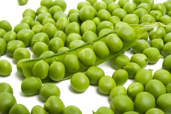 Guisantes Verdes Aislados Sobre Fondo Blanco —  Fotos de Stock