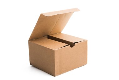 beyaz arkaplanda karton kutu izole