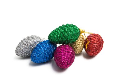 Yılbaşı çam kozalağı izole beyaz zemin üzerine