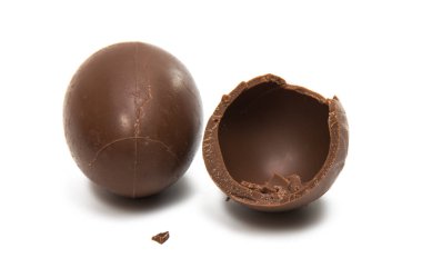 Beyaz arkaplanda izole edilmiş çikolata yumurtası