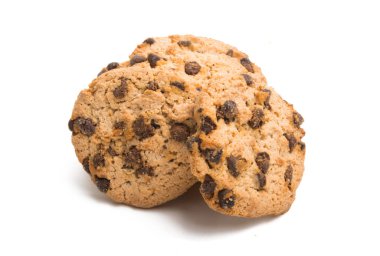 Beyaz arka planda izole edilmiş çikolata parçacıklı kurabiyeler.