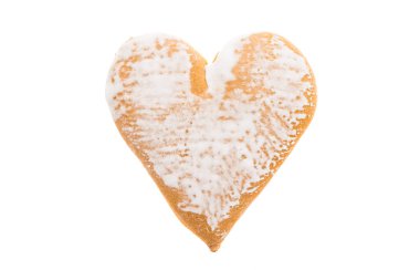 Beyaz arka plan üzerinde izole gingerbread kalp kurabiye