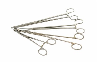 Cerrahi alet beyaz arkaplanda izole edildi