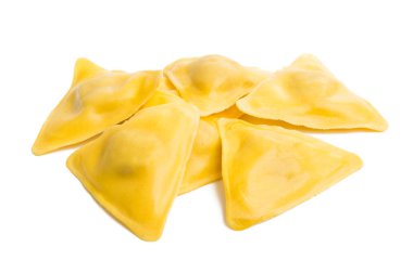 Beyaz arka plan üzerinde izole mantarlı ravioli