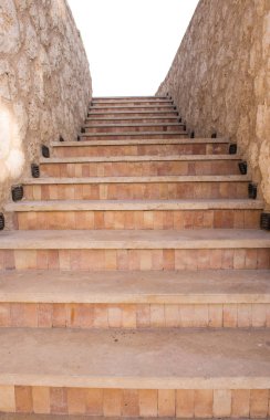 Beyaz arkaplanda izole taş merdiven