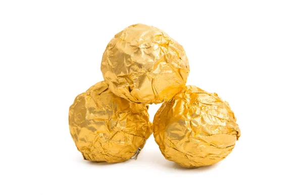 Chocolade Snoep Gouden Folie Geïsoleerd Witte Achtergrond — Stockfoto