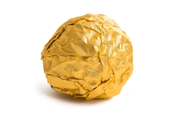 白い背景に分離された黄金箔のチョコレート キャンディ — ストック写真