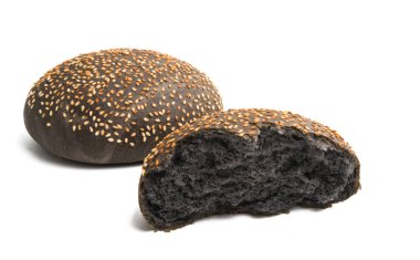 Beyaz arka plan üzerinde izole siyah topuz