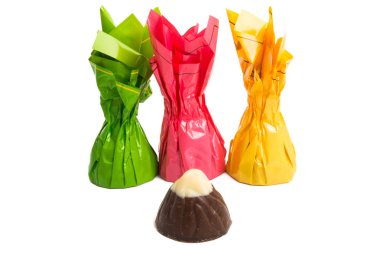 Beyaz arka plan üzerinde izole çikolata şeker ambalajı