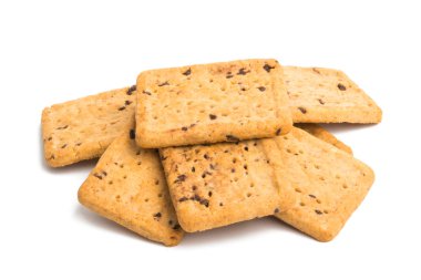 Beyaz arka planda izole edilmiş çikolata parçacıklı kurabiyeler.