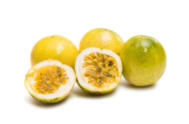 Tutku meyvesi beyaz arkaplanda izole