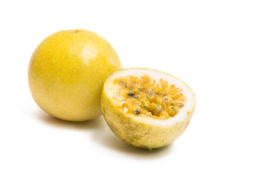 Tutku meyvesi beyaz arkaplanda izole