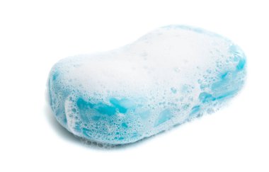 köpüklü sabun beyaz arkaplanda izole edildi