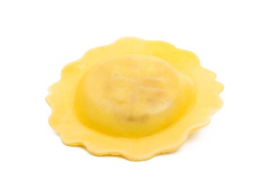 Ravioli beyaz arkaplanda izole edildi