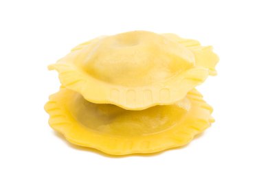 Ravioli beyaz arkaplanda izole edildi