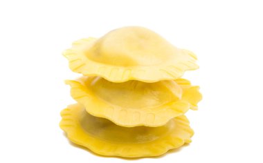 Ravioli beyaz arkaplanda izole edildi