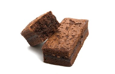 Çikolatalı kek üzerine beyaz izole