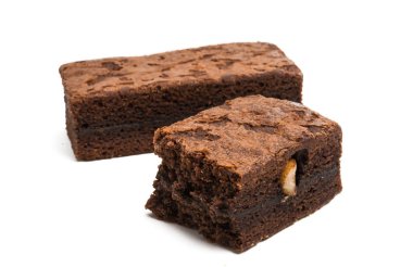 Çikolatalı kek üzerine beyaz izole