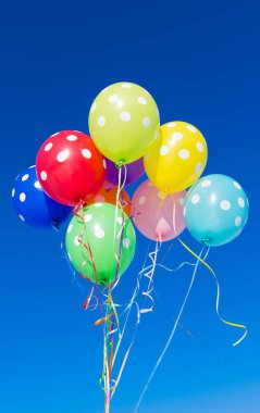 Mavi gökyüzü balonları