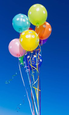 Mavi gökyüzü balonları